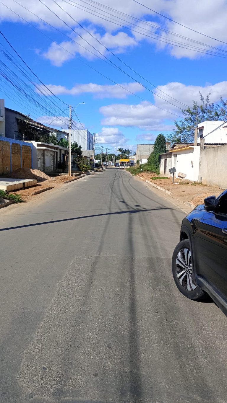 Casa Triplex à Venda no bairro Felícia