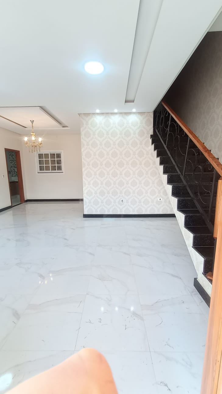 Casa Triplex à Venda no bairro Felícia