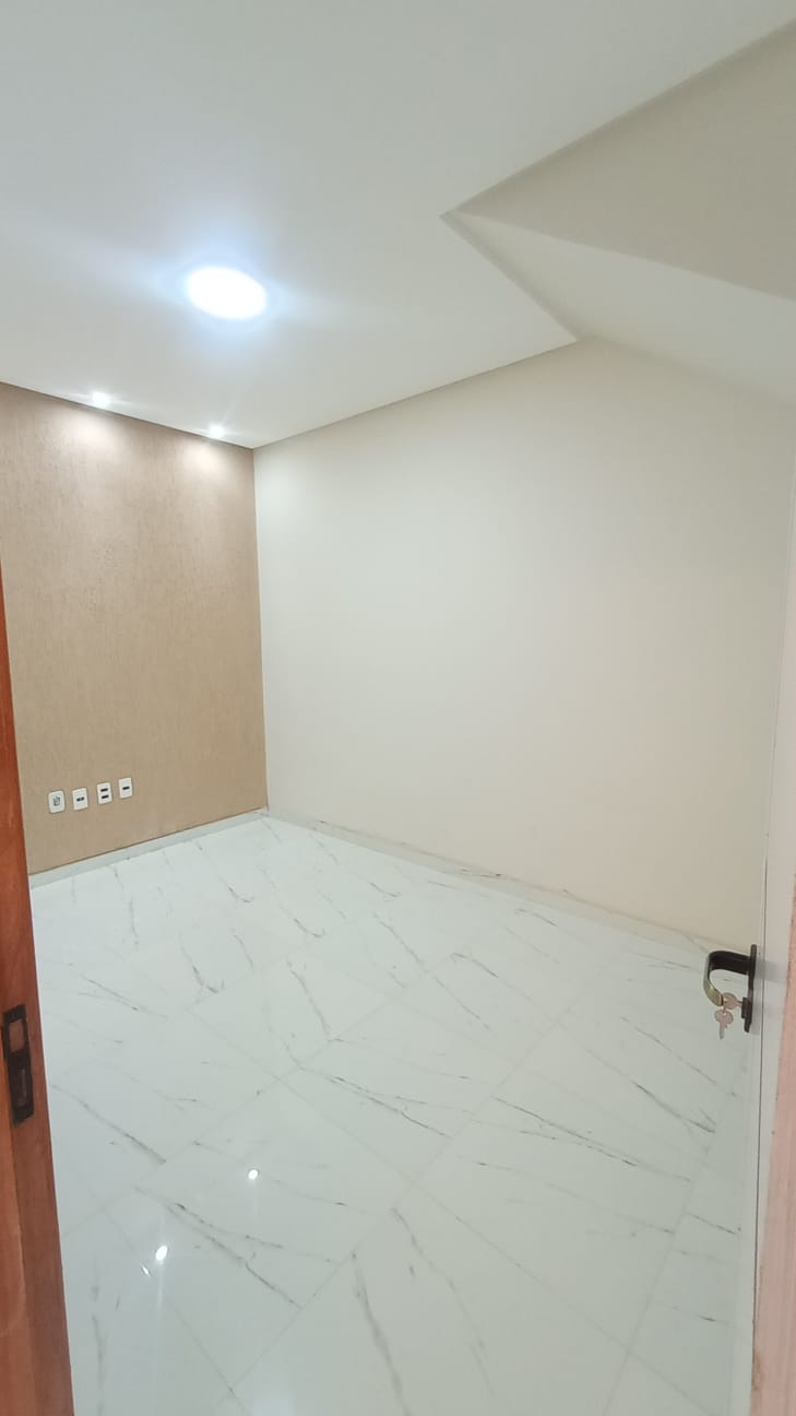 Casa Triplex à Venda no bairro Felícia