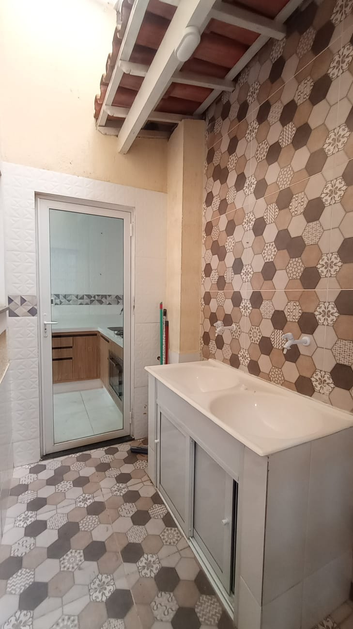 Casa Triplex à Venda no bairro Felícia