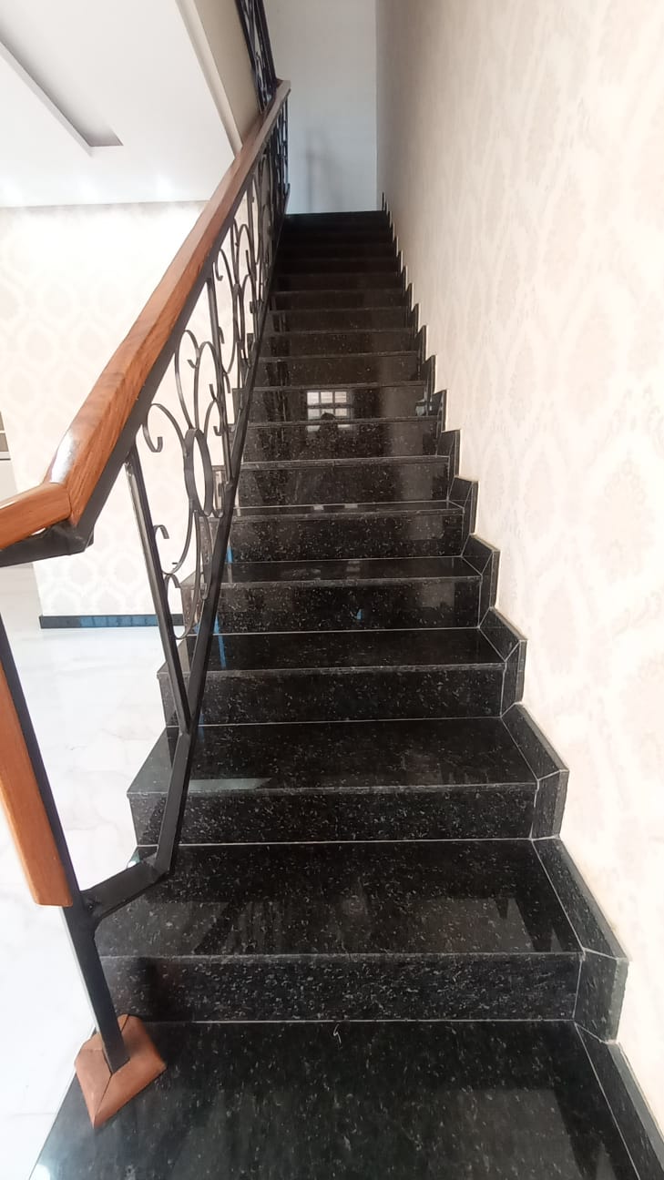 Casa Triplex à Venda no bairro Felícia