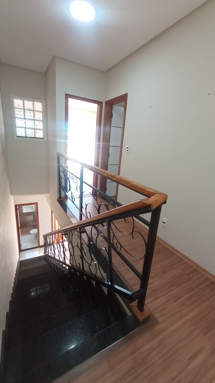 Casa Triplex à Venda no bairro Felícia