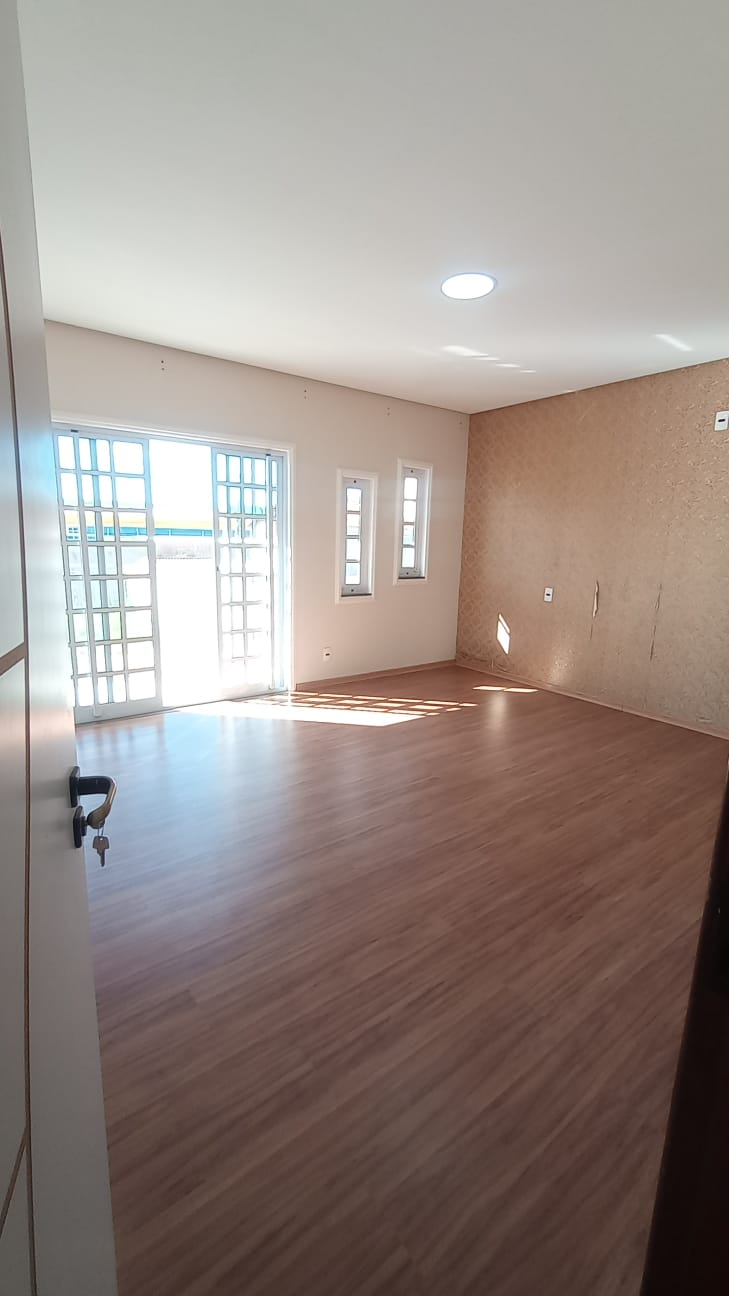 Casa Triplex à Venda no bairro Felícia