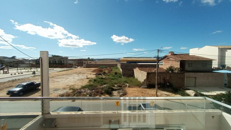 Casa Triplex à Venda no bairro Felícia