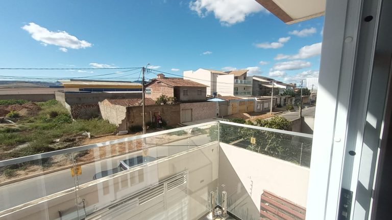 Casa Triplex à Venda no bairro Felícia