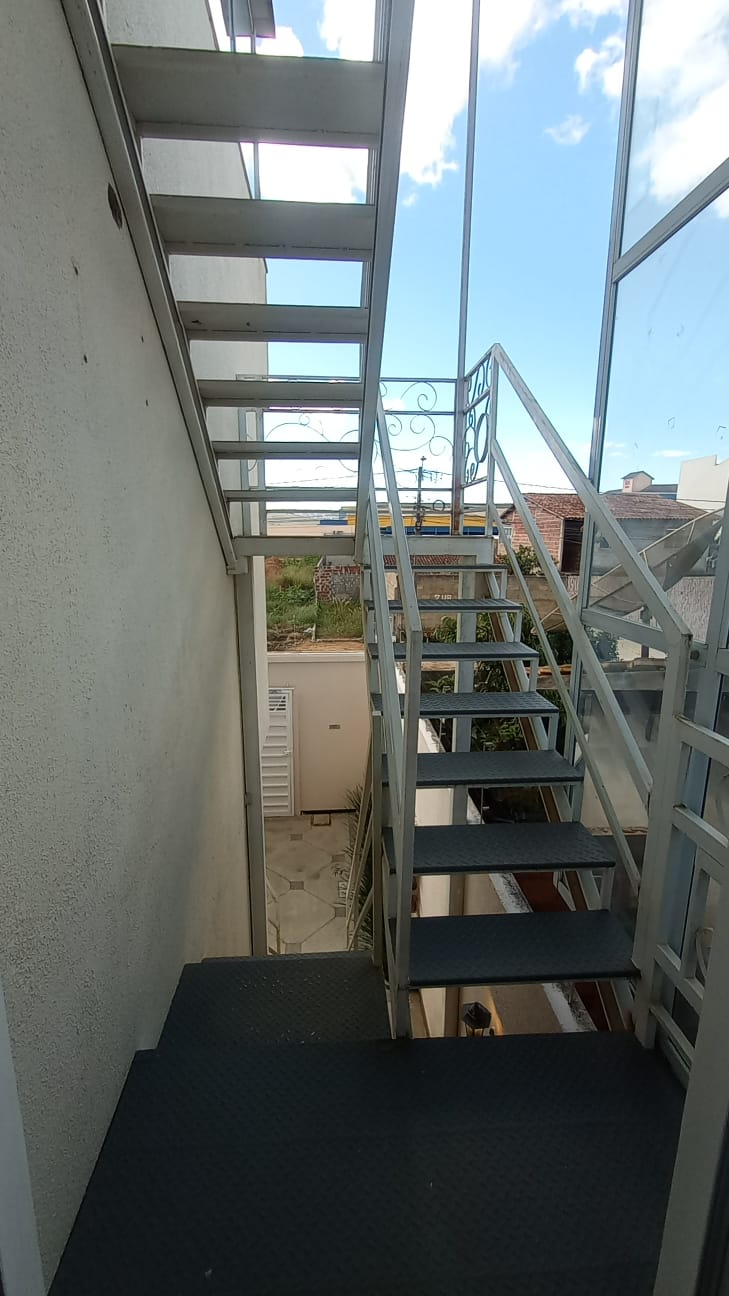 Casa Triplex à Venda no bairro Felícia