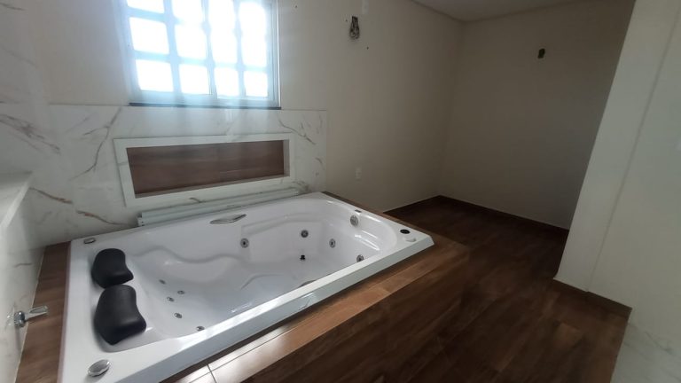 Casa Triplex à Venda no bairro Felícia