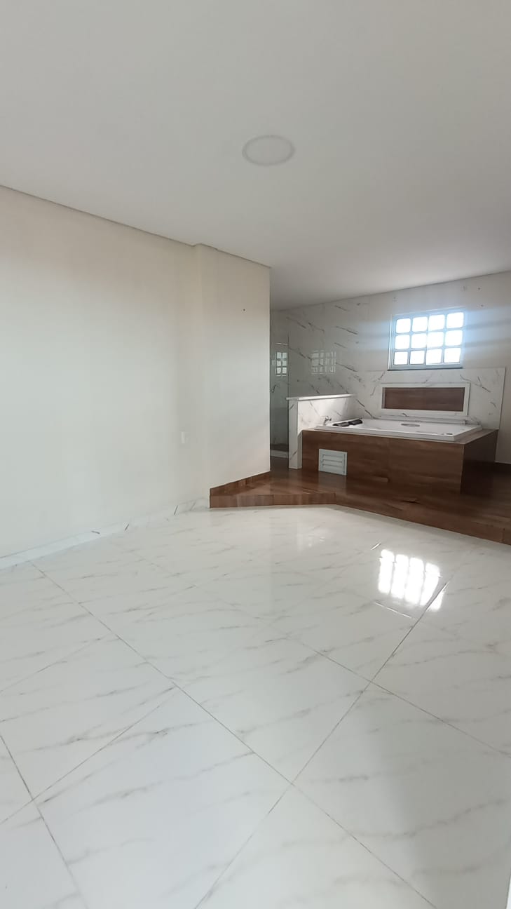 Casa Triplex à Venda no bairro Felícia