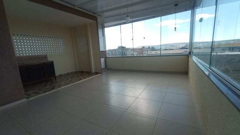 Casa Triplex à Venda no bairro Felícia