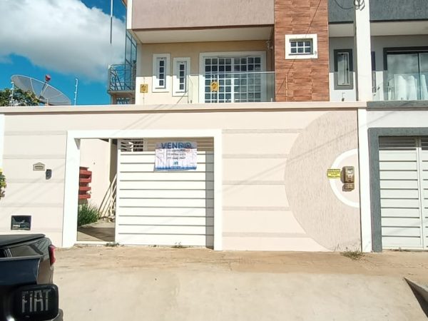 Casa Triplex à Venda no bairro Felícia