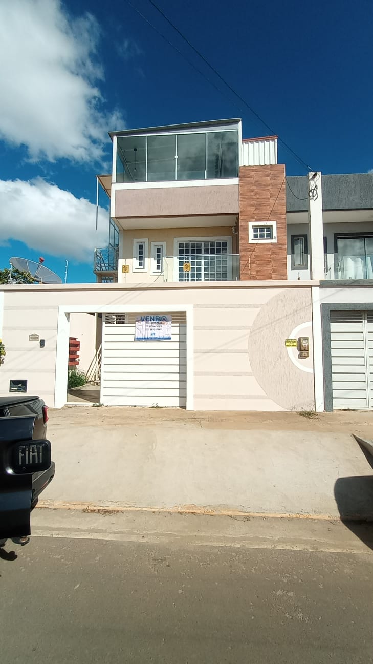 Casa Triplex à Venda no bairro Felícia