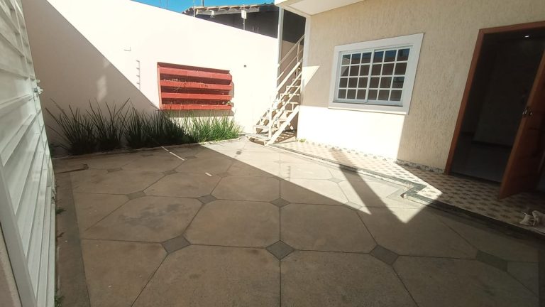 Casa Triplex à Venda no bairro Felícia