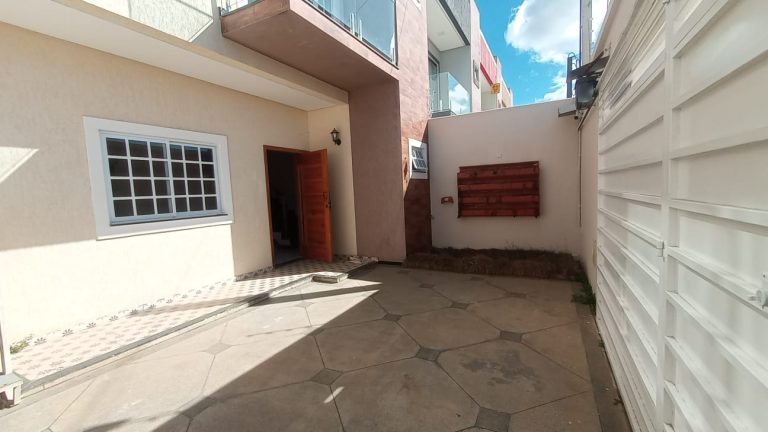 Casa Triplex à Venda no bairro Felícia