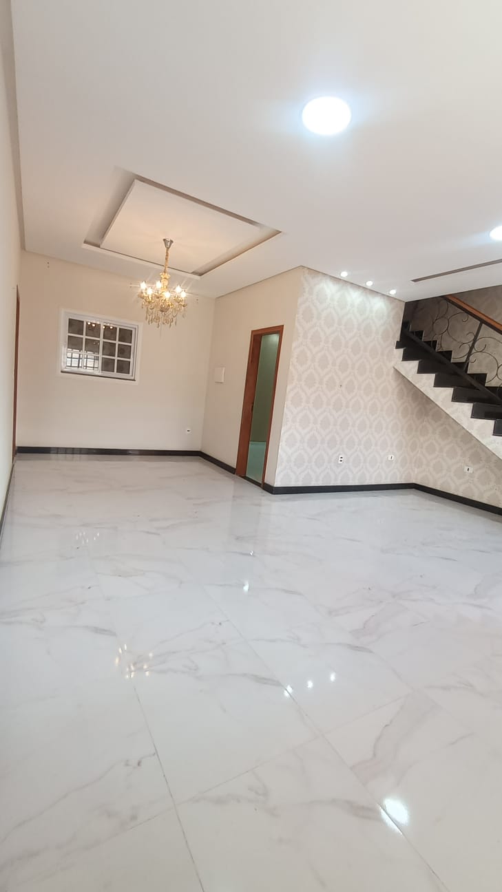 Casa Triplex à Venda no bairro Felícia