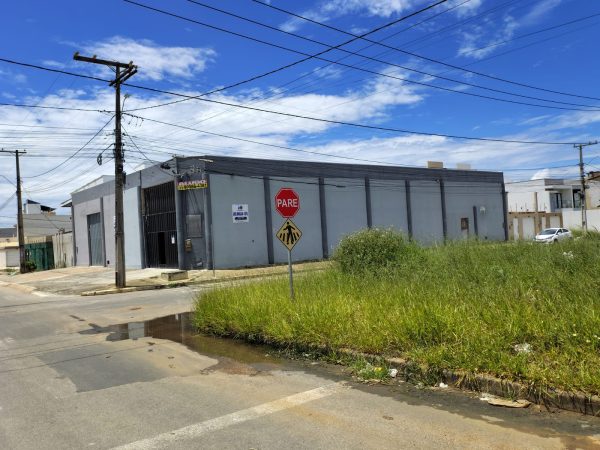 Pontos comerciais para alugar com Habite-se ao fundo do Shopping Conquista Sul na Alameda dos Pássaros