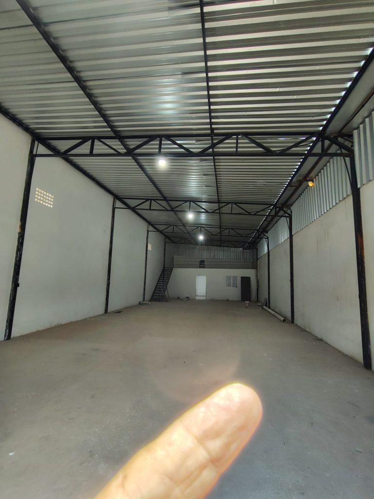 Pontos comerciais para alugar com Habite-se ao fundo do Shopping Conquista Sul na Alameda dos Pássaros