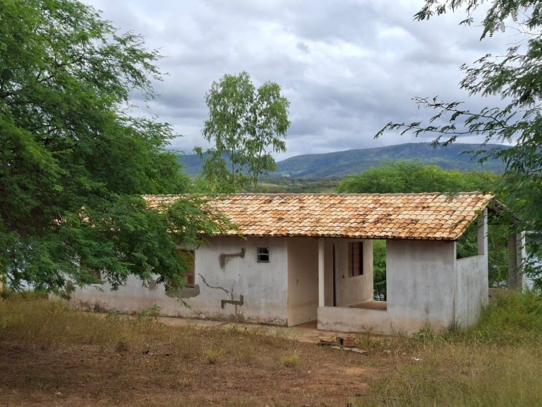 Terreno à venda no Condomínio Verona, na saída para Itambé, em Tremedal/Ba.
